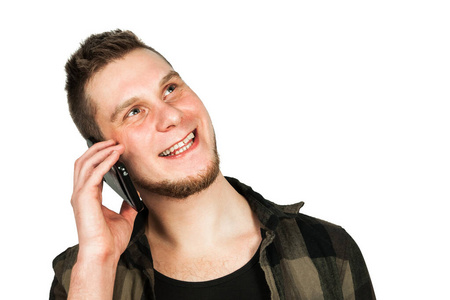 年轻的笑脸男，留着胡子在智能手机上聊天，在白色背景下与世隔绝。