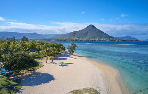 海岸 美女 海洋 求助 美丽的 放松 海滩 天线 场景 风景