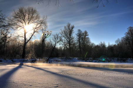 迷人的冬季风景美丽的雪堆