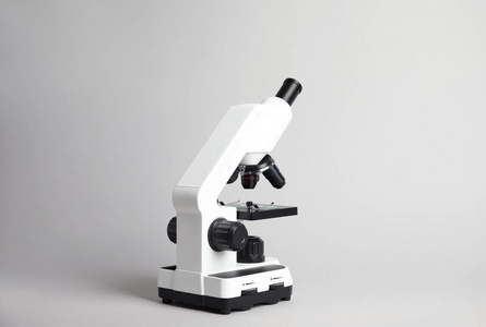 灰色背景的现代显微镜。医疗设备