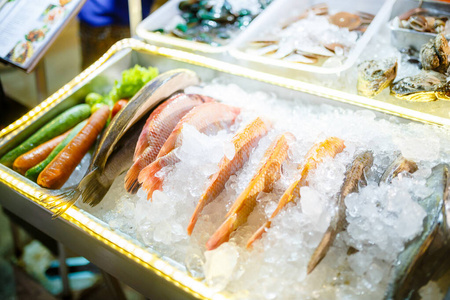泰国夜市的冰柜里的新鲜鱼照片