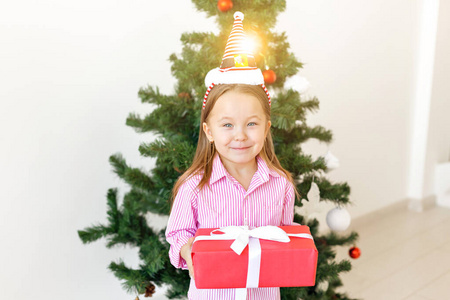 圣诞节和假日概念圣诞树背景上有礼品盒的快乐孩子