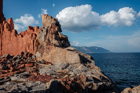 意大利阿尔巴塔克斯2019年10月萨尔红岩海滩风景如画