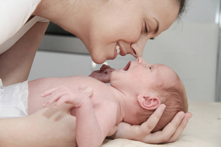 母亲和她的新生婴儿，父母牵着新生儿的手