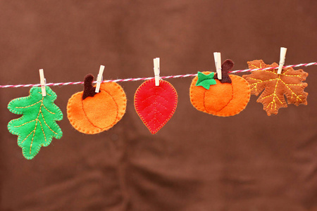 感恩节。树叶和南瓜放在绳子上。手工制作的叶子和南瓜