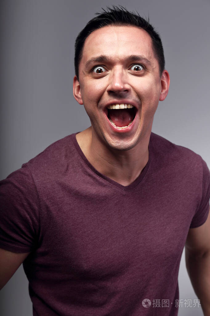 愤怒的兴奋的男人大喊着张开的嘴特写表情