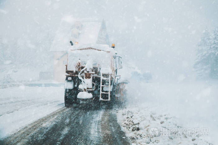 吹雪机清理雪路 大雪 从车窗看到的景色 照片 正版商用图片25jbnr 摄图新视界