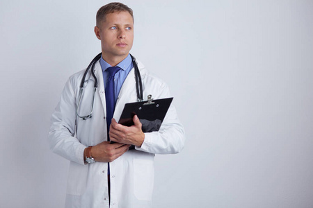 男医生拿着文件夹站着，被隔离在白色背景上