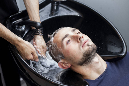 男士在理发店洗头,男士在美容院理发,舒适理念照片