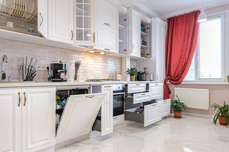 豪华现代白色厨房内饰，带敞开式门和抽屉