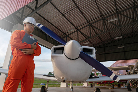 亚洲男性工程师正在检查飞机的可用性