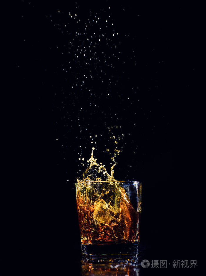 黑色背景上有飞溅的威士忌