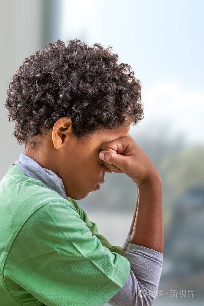 心烦意乱的问题儿童双手抱头欺凌概念抑郁压力或挫折感