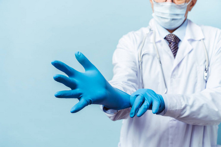 医生戴上橡胶手套，戴上医疗和药品。