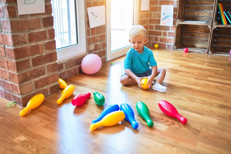 年轻的白人小孩在幼儿园玩玩具。就学前的