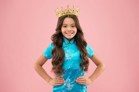 化装舞会.孩子戴着象征公主的金色皇冠.每个女孩都梦想成为公主.