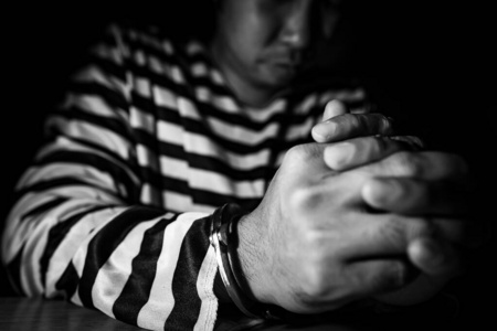 监狱的手铐图片