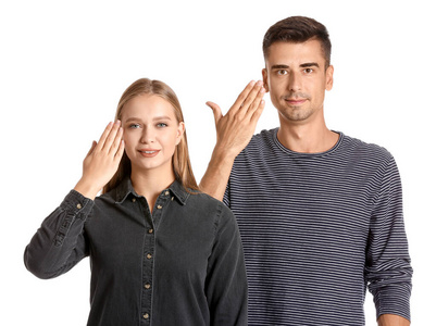 年轻的聋哑夫妇在白色背景下使用手语照片