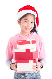 小女孩戴着圣诞老人的帽子，手里拿着礼盒，微笑着