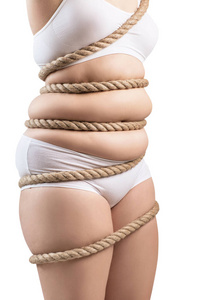 穿着白内裤的胖女人被绳子缠着。