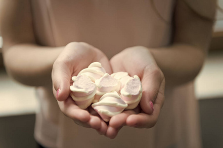 无法治愈的甜食.饿孩子.女孩手里拿着甜棉花糖.棉花糖挑战赛.
