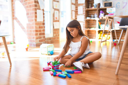 建设 玩具 蹒跚学步的孩子 地板 西班牙裔 蒙台梭利 小孩