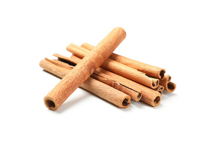 白色背景上孤立的肉桂枝.甜味香料照片