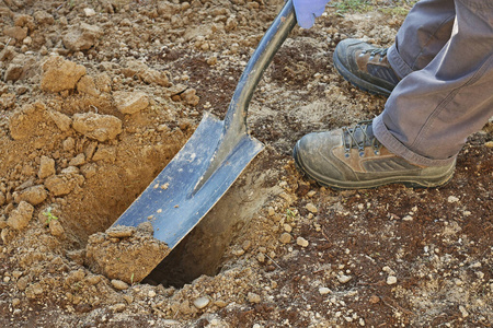 人在地上挖洞.照片