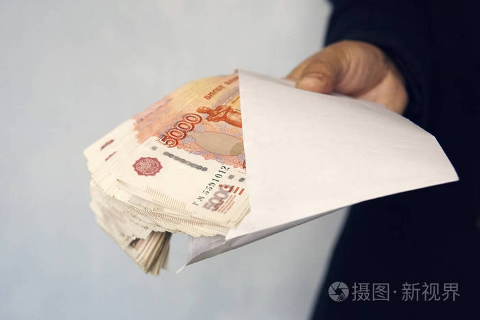 大面额5000卢布的白色信封那个人手里拿着一个装有钱的信封贿赂和腐败
