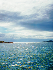 蓝色的天空，云朵笼罩在海面上，海景，海景，背面