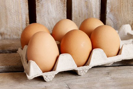 纸盘中的一组新鲜鸡蛋