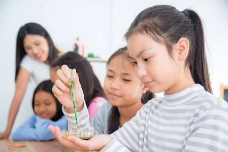 女青年与朋友和老师一起学习科学实验