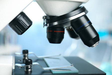 实验室现代显微镜的特写镜头。医疗设备