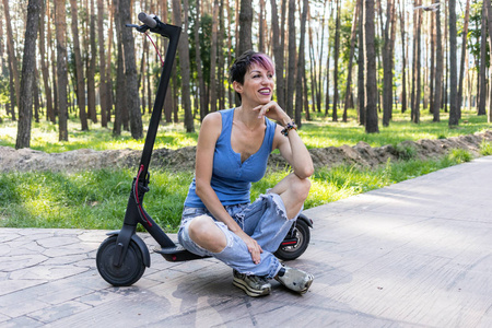 酷酷迷人的女人喜欢骑电动滑板车