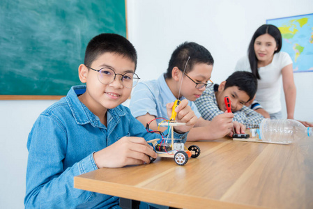 在科学教室学习的亚洲男孩。