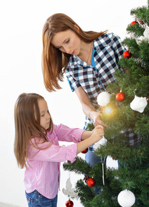 节日，父母和庆祝概念幸福家庭装饰圣诞树在客厅的白色背景