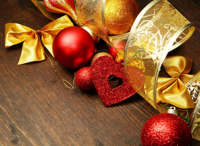 漂亮的红色和金色圣诞木装饰