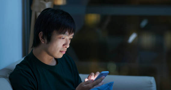 晚上看手机图片