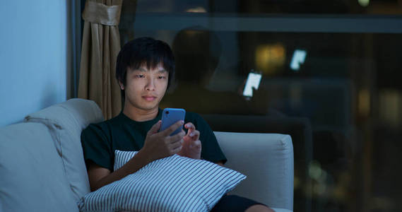 男人看手机图片