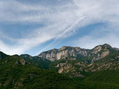 青云映衬的山峰