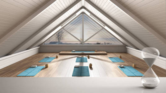 白色桌子或架子与水晶沙漏测量通过瑜伽工作室与垫子和配件，冥想，建筑室内设计，复制空间背景