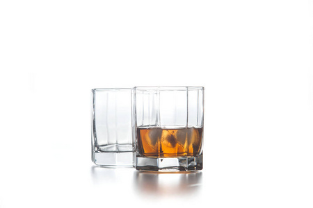 两杯威士忌加冰块隔离在浅色背景上