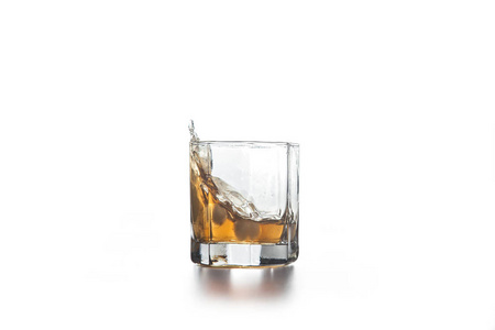 威士忌溅在玻璃上，背景是冰