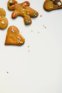 自制姜饼饼干，有五颜六色的装饰和巧克力