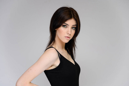 头发是黑色图片