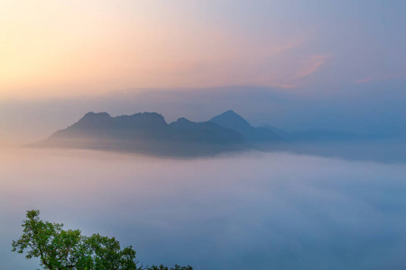 阳光 日出 高地 小山 夏天 国家 太阳 颜色 黎明 薄雾