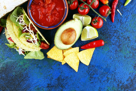 墨西哥食物，包括墨西哥玉米卷，鳄梨酱，墨西哥玉米片和胡椒