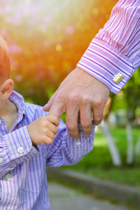 父母安慰孩子图片