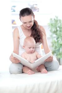可爱的妈妈在给宝宝看书
