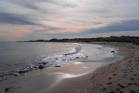 海边的一片荒芜的海滩上晒太阳荒芜的沙滩日光浴浴床与遮阳伞荒芜的